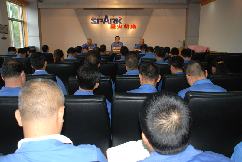 星火機(jī)床公司開(kāi)展廠務(wù)公開(kāi)  發(fā)揮職代會(huì)作用