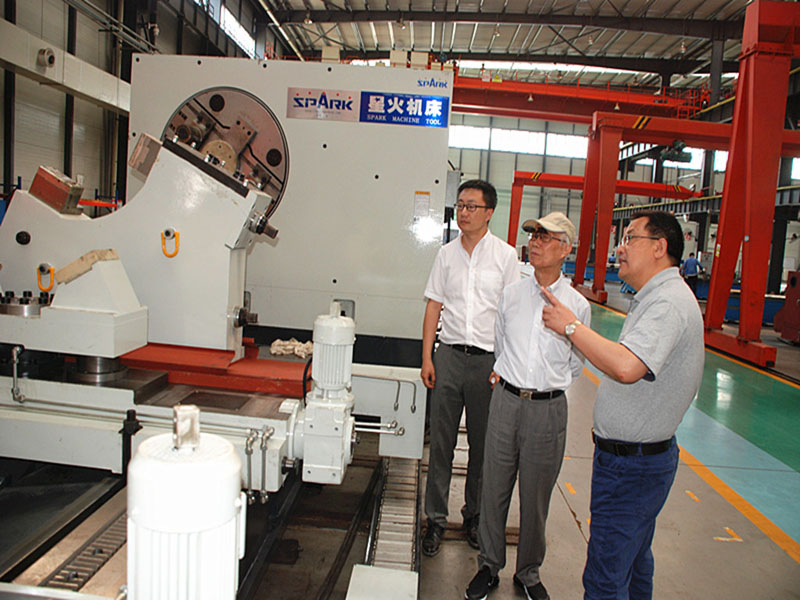 工信部智能制造專(zhuān)家咨詢委員會(huì)主任、 機(jī)械工業(yè)聯(lián)合會(huì)副會(huì)長(zhǎng)朱森第來(lái)星火機(jī)床公司調(diào)研