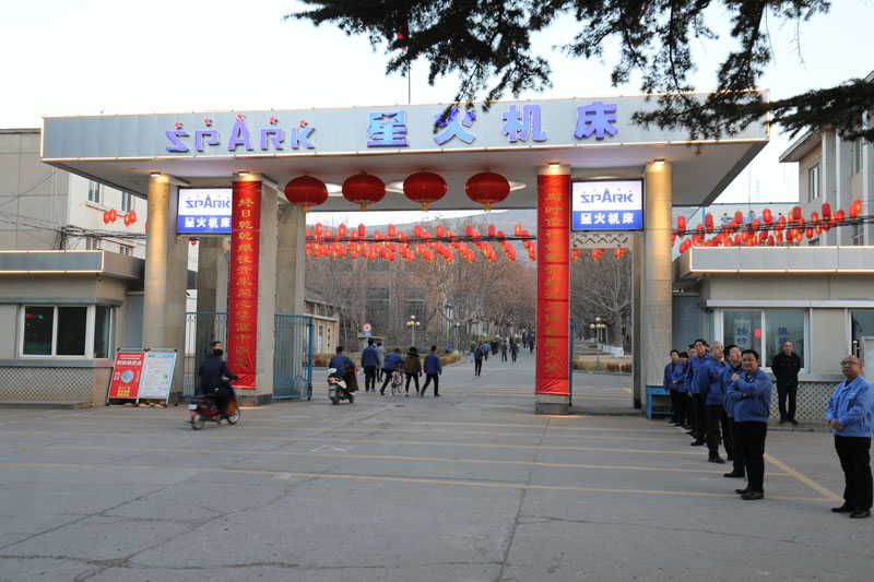 星火機(jī)床公司領(lǐng)導(dǎo)迎接職工上班 星火機(jī)床公司領(lǐng)導(dǎo)迎接職工上班