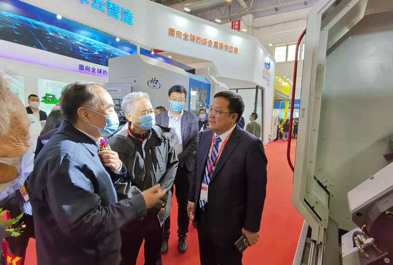 中國工程院院士周濟(jì)盧秉恒蒞臨星火機(jī)床公司展臺(tái)參觀 中國工程院院士周濟(jì)盧秉恒蒞臨星火機(jī)床公司展臺(tái)參觀