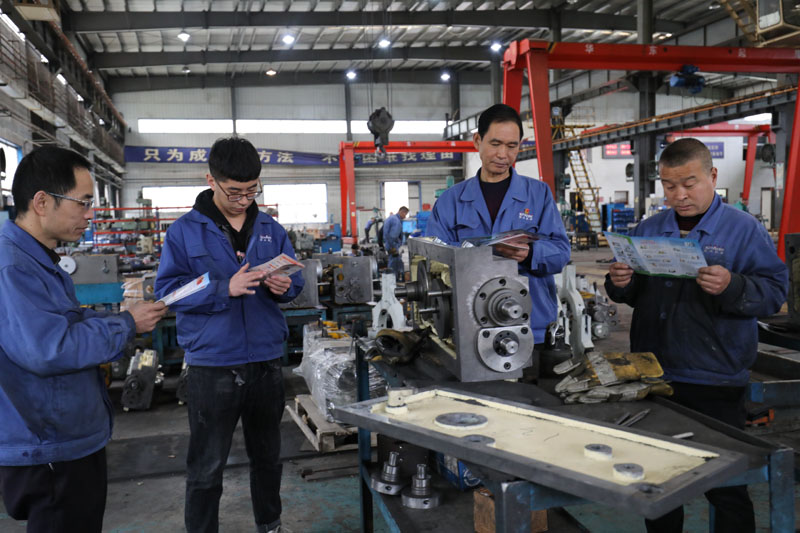 星火機(jī)床公司開展4?15國家安全日普法宣傳活動(dòng) 星火機(jī)床公司開展4?15國家安全日普法宣傳活動(dòng)