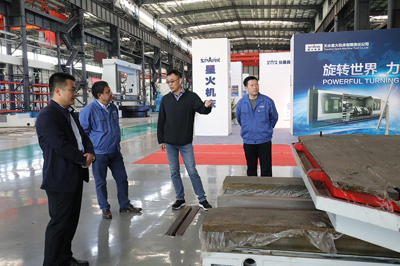 青海華鼎公司領(lǐng)導(dǎo)一行來星火機(jī)床公司參觀考察 青海華鼎公司領(lǐng)導(dǎo)一行來星火機(jī)床公司參觀考察