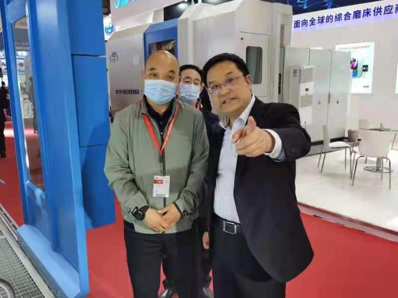 天水市科技局局長高翔宇一行參觀星火機(jī)床公司展臺 天水市科技局局長高翔宇一行參觀星火機(jī)床公司展臺