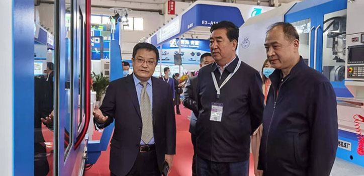 甘肅省政協(xié)原副主席張景輝蒞臨星火機(jī)床展臺參觀 甘肅省政協(xié)原副主席張景輝蒞臨星火機(jī)床展臺參觀