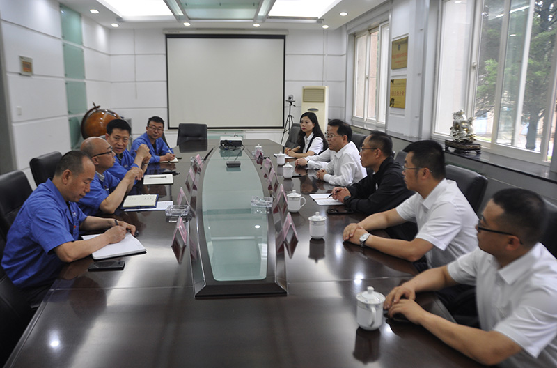 甘肅銀行天水分行領(lǐng)導(dǎo)在星火機(jī)床公司調(diào)研