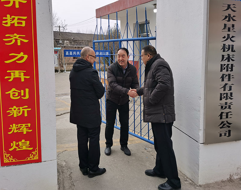 星火機床公司領(lǐng)導(dǎo)春節(jié)慰問堅守崗位的職工