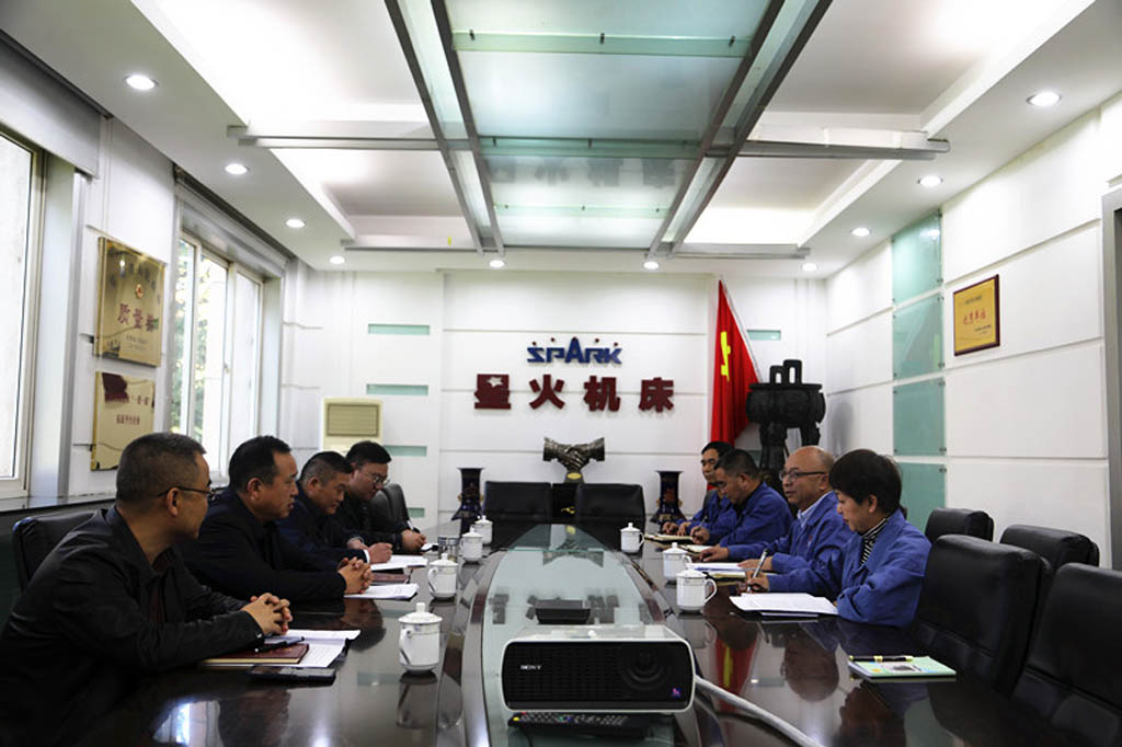 市總工會(huì)黨組書(shū)記、常務(wù)副主席秦福才一行到星火公司開(kāi)展專(zhuān)題調(diào)研