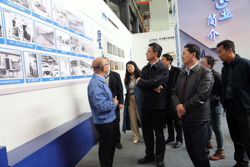 省委黨校專(zhuān)家教授一行來(lái)星火機(jī)床公司參觀考察