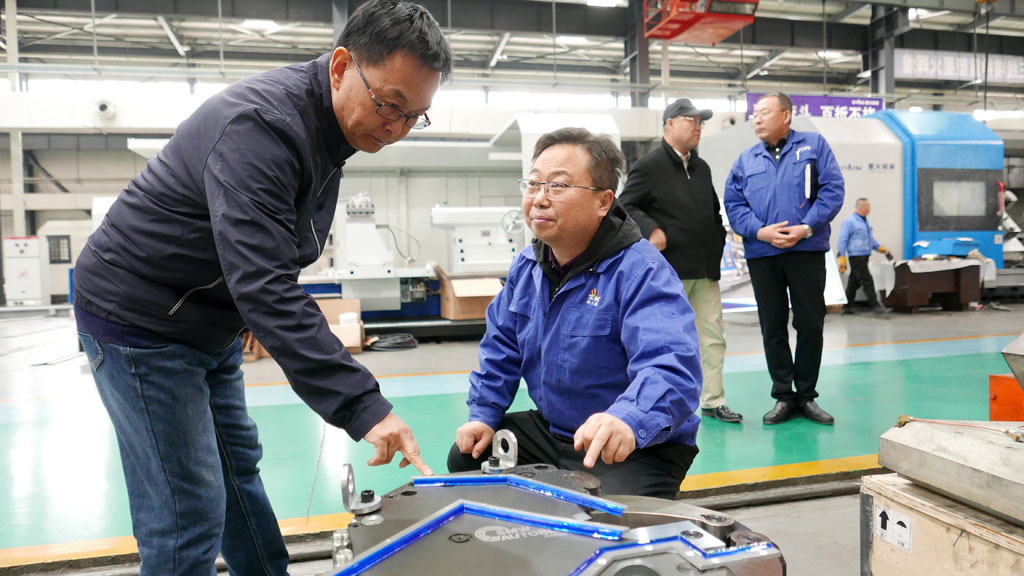 中國華能酒泉風電及中車集團領導到星火機床公司考察調研 中國華能酒泉風電及中車集團領導到星火機床公司考察調研