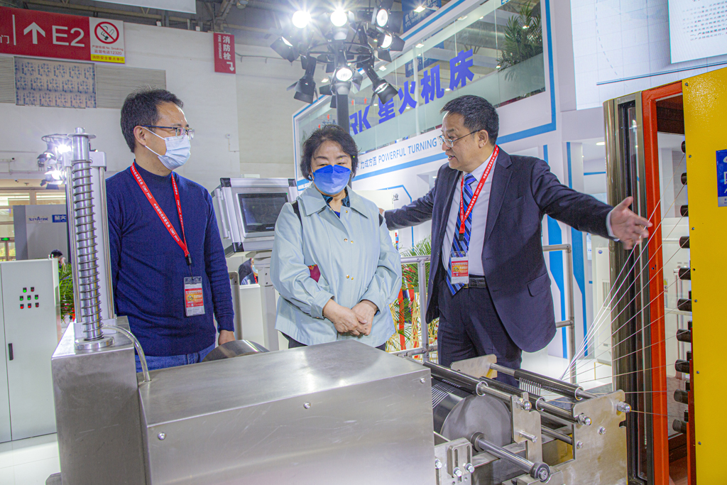 李冬茹光臨星火機床公司展臺參觀指導(dǎo)