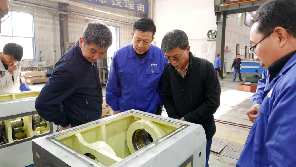 云南臺正集團公司領(lǐng)導(dǎo)到星火機床考察