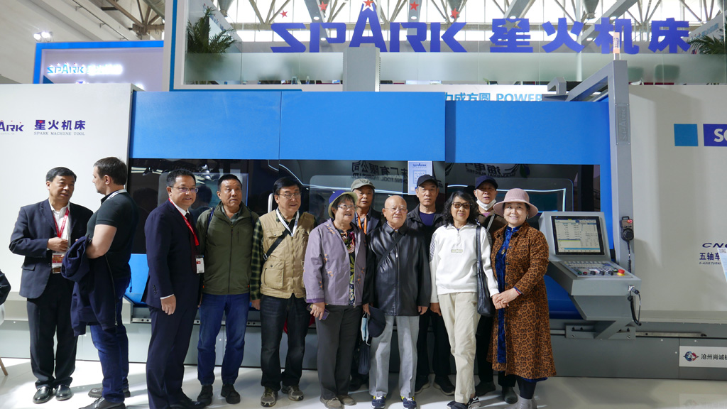 展會(huì)齊參觀  共敘星火情