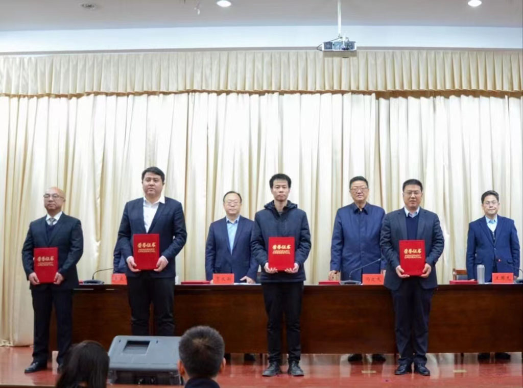 天水市召開(kāi)第一屆科學(xué)研究暨麥積山文藝獎(jiǎng)表彰大會(huì) 星火機(jī)床公司多軸聯(lián)動(dòng)數(shù)控纏繞機(jī)床獲科學(xué)技術(shù)類一等獎(jiǎng)