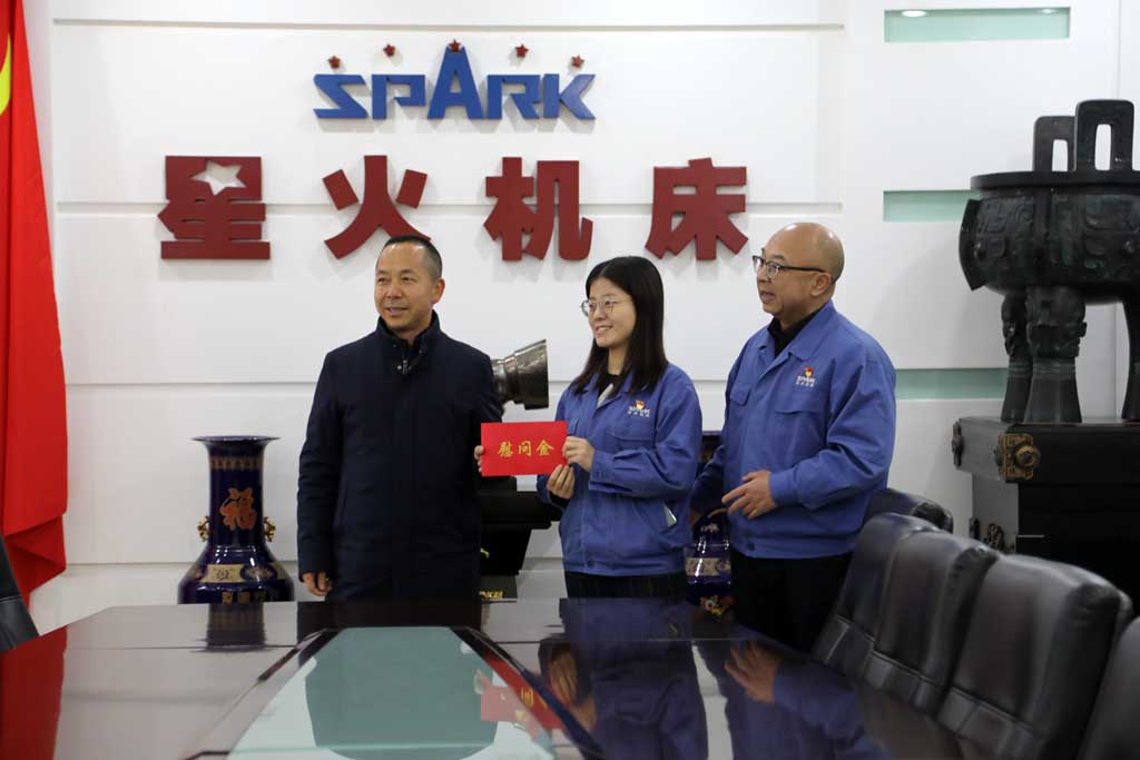 新春慰問(wèn)送關(guān)懷，歲寒情深暖人心，市國(guó)資委領(lǐng)導(dǎo)慰問(wèn)星火機(jī)床公司困難黨員