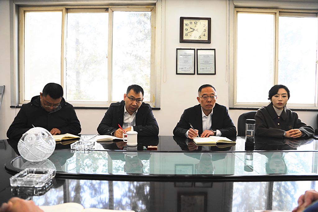 甘肅銀行天水分行副行長(zhǎng)胡偉一行到星火機(jī)床公司調(diào)研