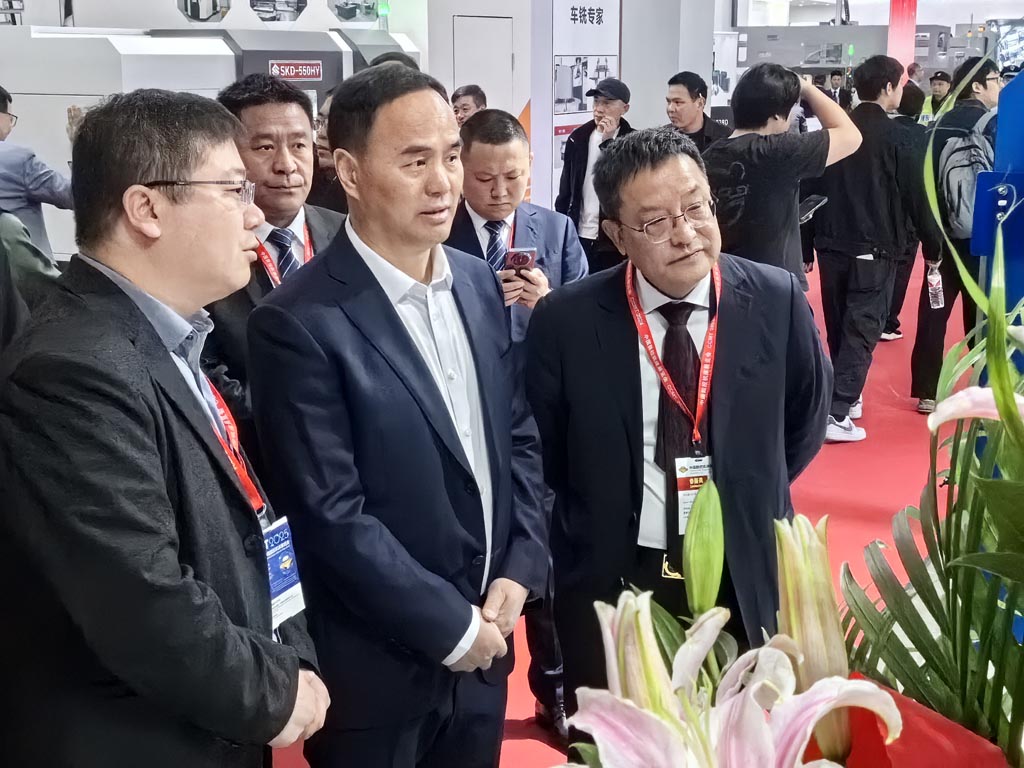 天水市副市長(zhǎng)胡志勇一行蒞臨星火機(jī)床展位參觀指導(dǎo)