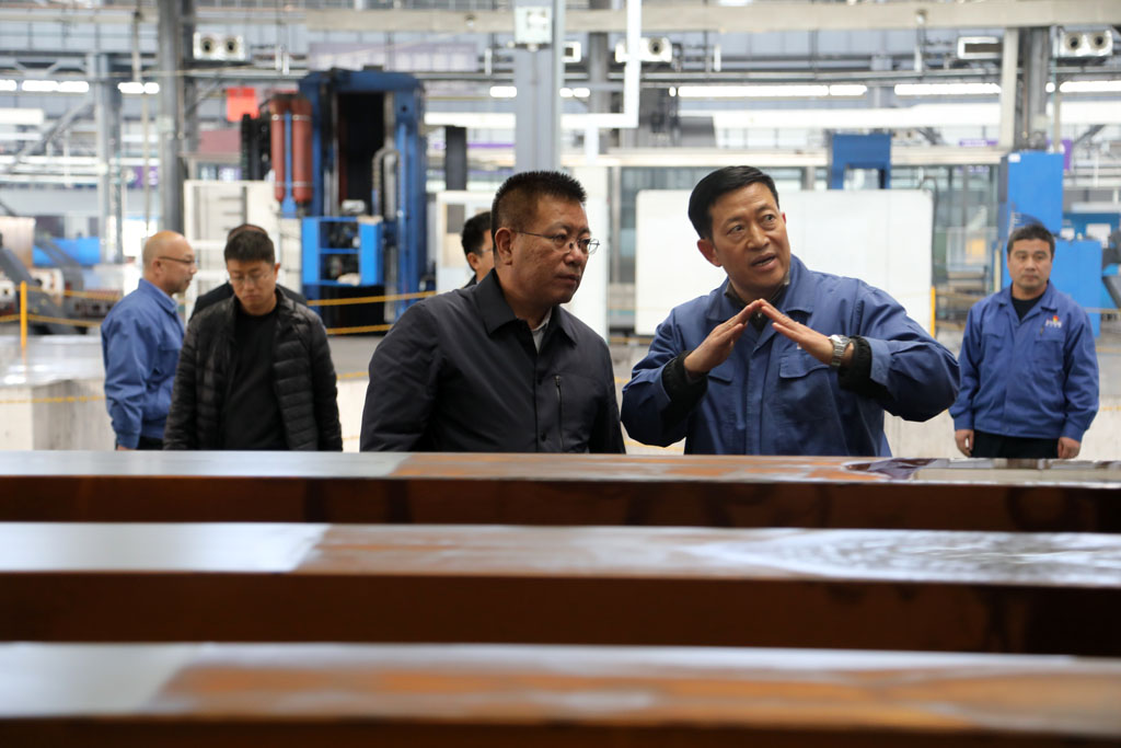 天水市委副書記 市長(zhǎng)劉力江在星火數(shù)控公司調(diào)研 天水市委副書記 市長(zhǎng)劉力江在星火數(shù)控公司調(diào)研