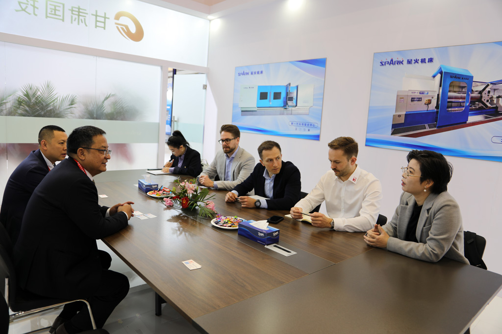 蔣保權(quán)與德國科魯?shù)鹿径麻L克里斯蒂安·克魯斯一行進(jìn)行座談