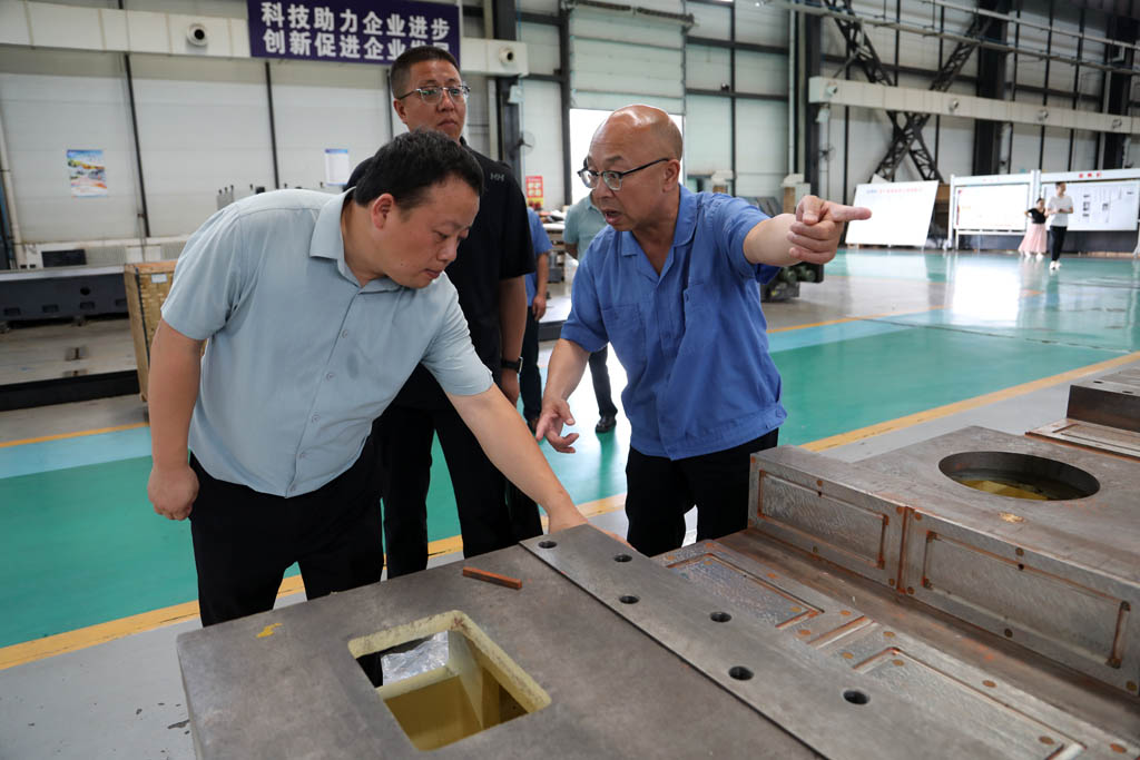 湖北荊州公安縣委黨校校長張琦一行蒞臨甘肅星火數(shù)控公司參觀調(diào)研