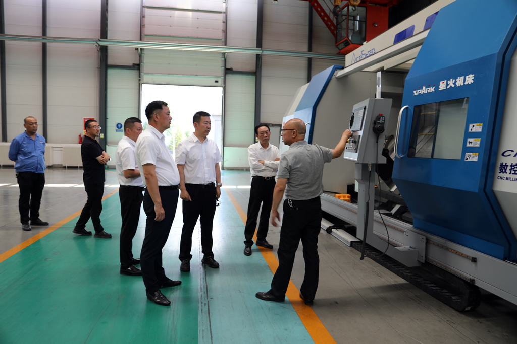 深圳東風(fēng)汽車有限公司董事長劉金成一行蒞臨星火數(shù)控公司考察調(diào)研