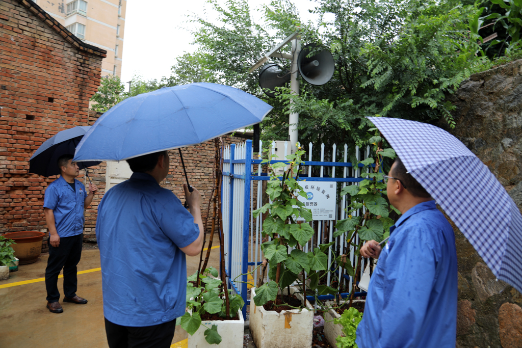 星火數(shù)控公司領(lǐng)導(dǎo)冒雨排查隱患，筑牢安全防線