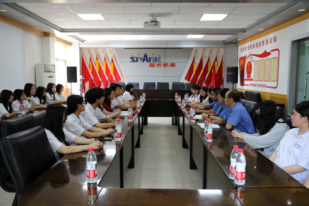 校企聯(lián)動(dòng)共探智能財(cái)務(wù)新路徑  蘭州信息科技學(xué)院師生來星火數(shù)控研學(xué)交流